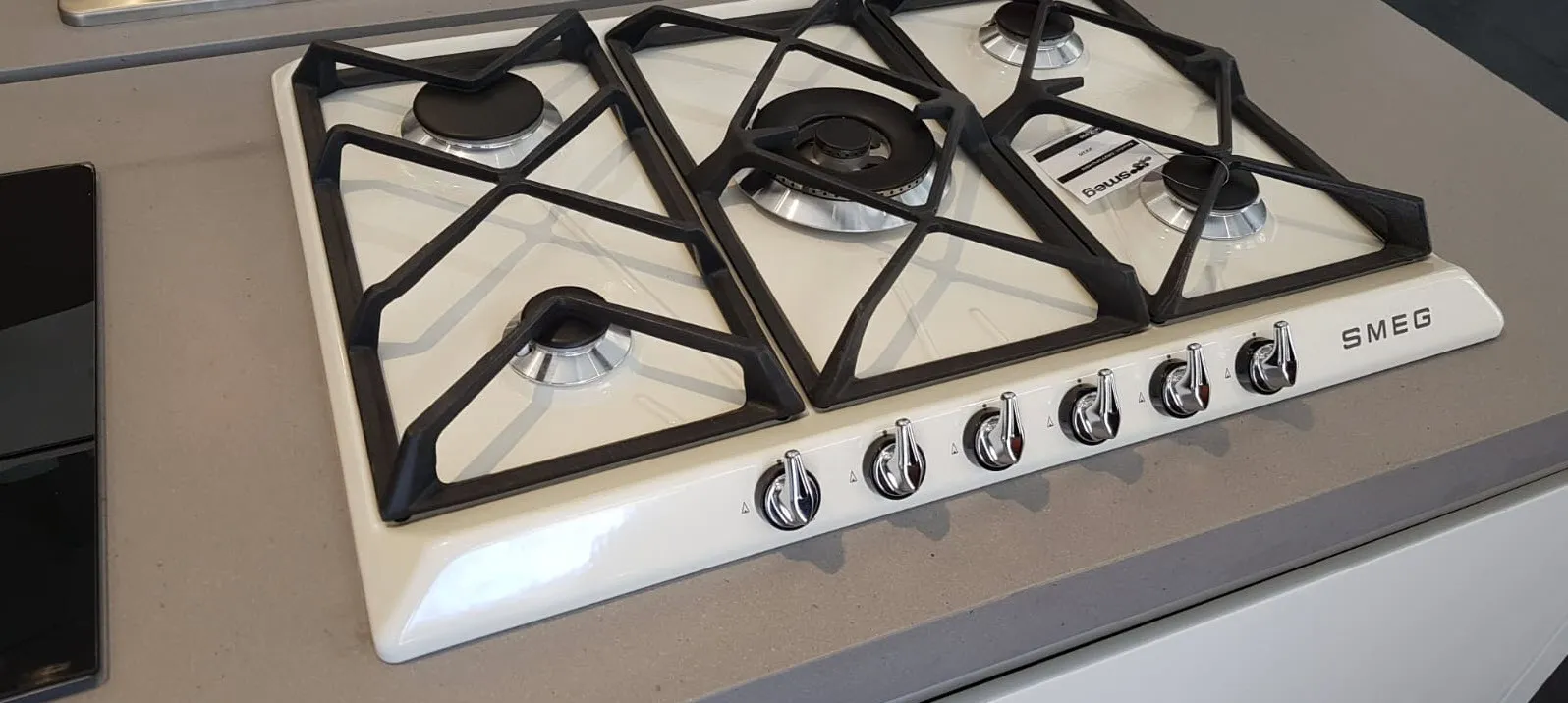 SMEG כיריים גז 70 ס"מ צבע קרם מסדרת VICTORIA תוצרת SMEG דגם SRA975PGH — תמונה 2